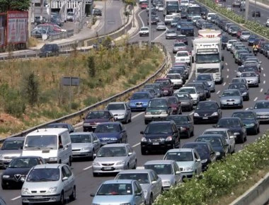 «Εμφραγμα» λόγω καραμπόλας στην κάθοδο της εθνικής & στην παραλιακή προς Γλυφάδα - Ουρές χιλιομέτρων